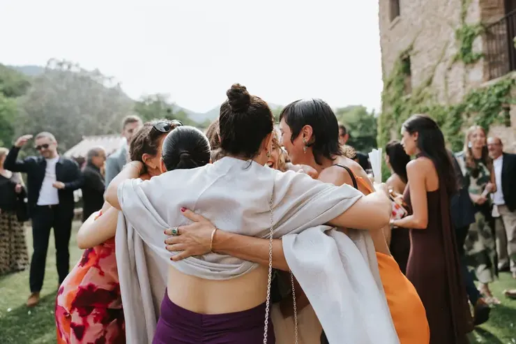 Abraçada emotiva entre amigues