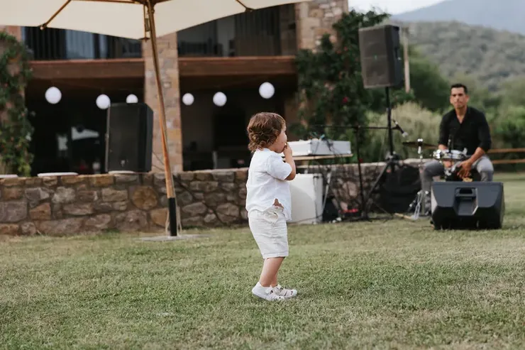 Nen ballant amb el DJ al fons