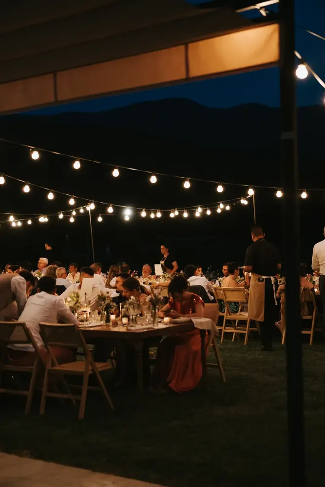 Sopar a l'exterior sota guirnaldes